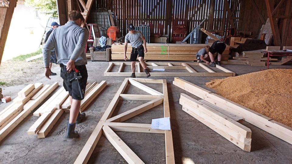 Romahaus 25 Die Holzkonstruktion wird zusammengesetzt.jpeg